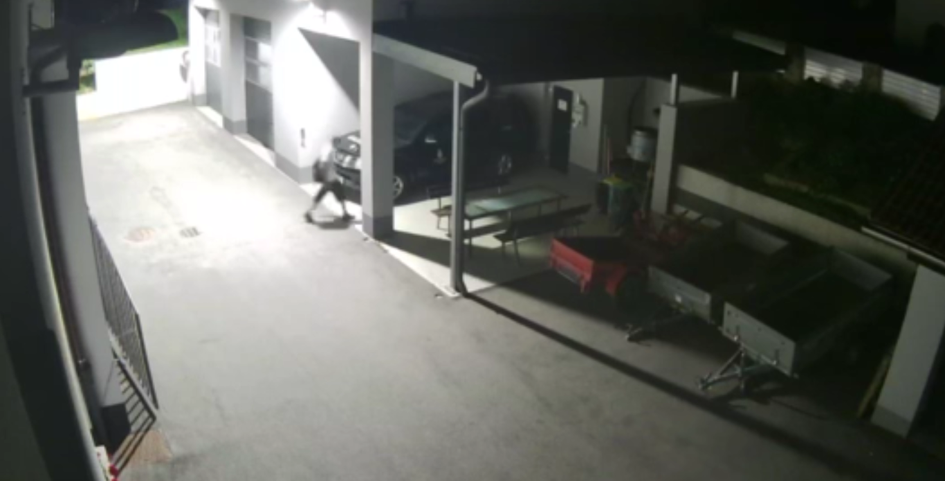 (VIDEO) Prevaljskim gasilcem ponoči ukradli avto, zapuščenega so našli v Mežici