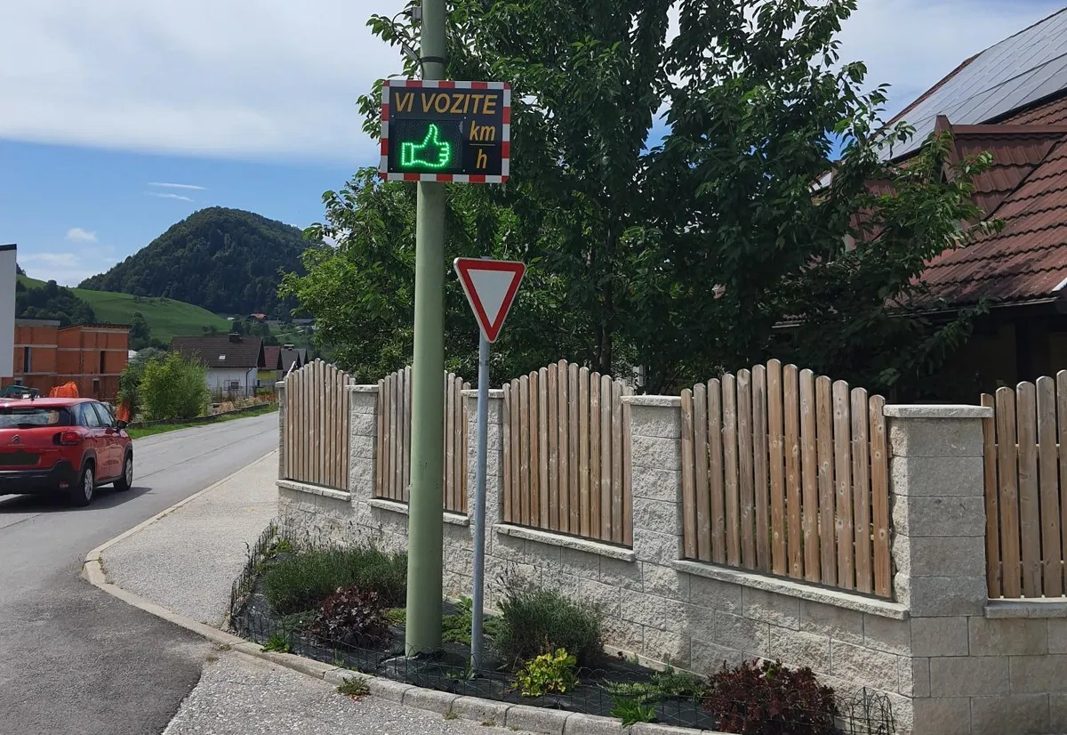 V Mislinji so za večjo varnost v prometu namestili prikazovalnik hitrosti