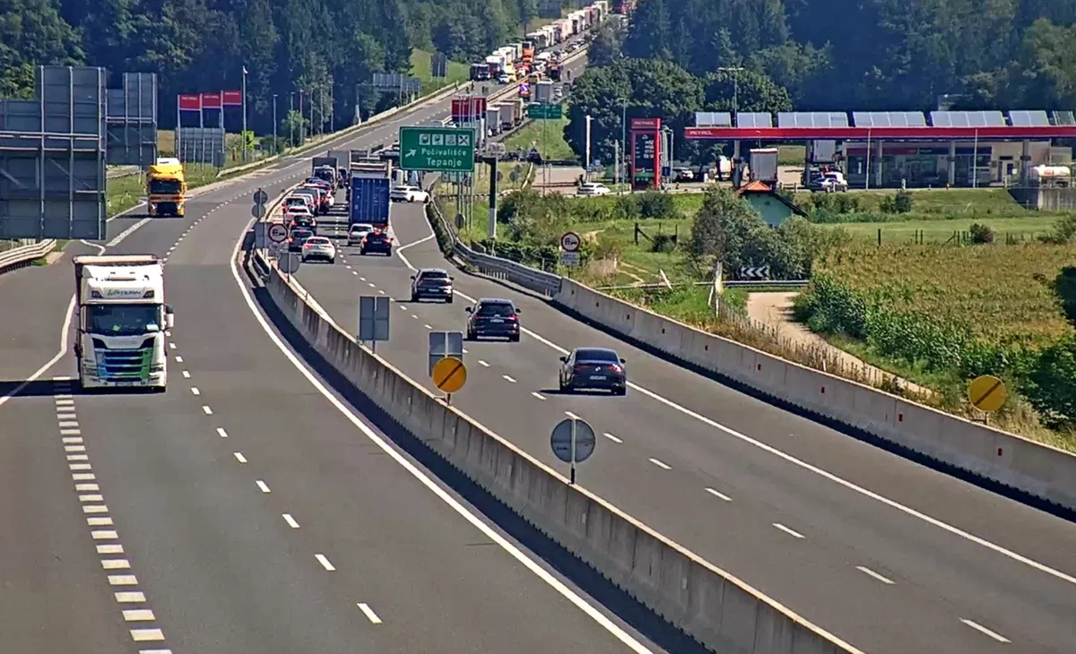 Štajerska avtocesta zaradi prometne nesreče zaprta pred počivališčem Tepanje proti Ljubljani