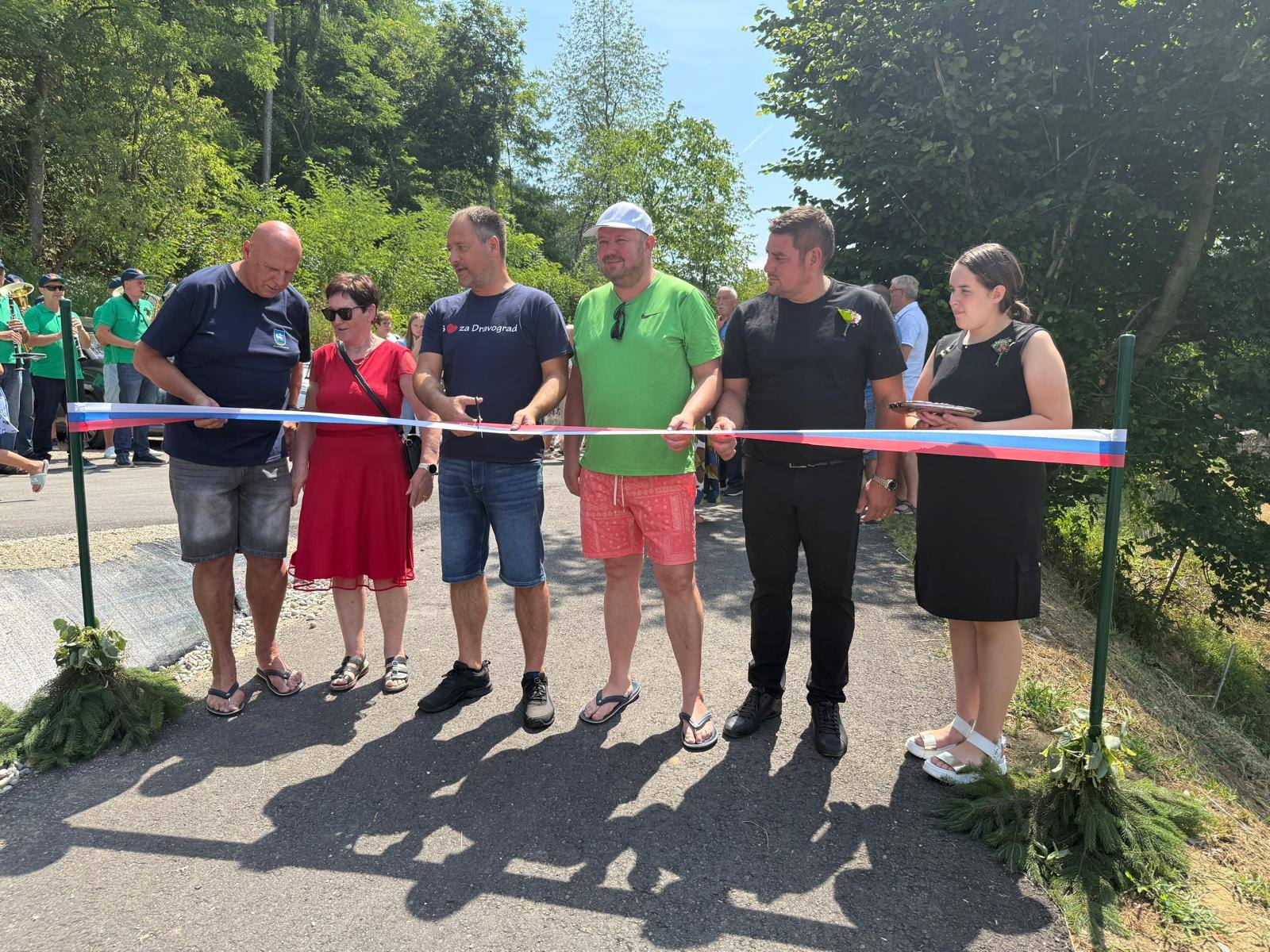 FOTO: Na Viču so slavnostno otvorili obnovljeno cesto z lepo nedeljo in srečanjem krajanov
