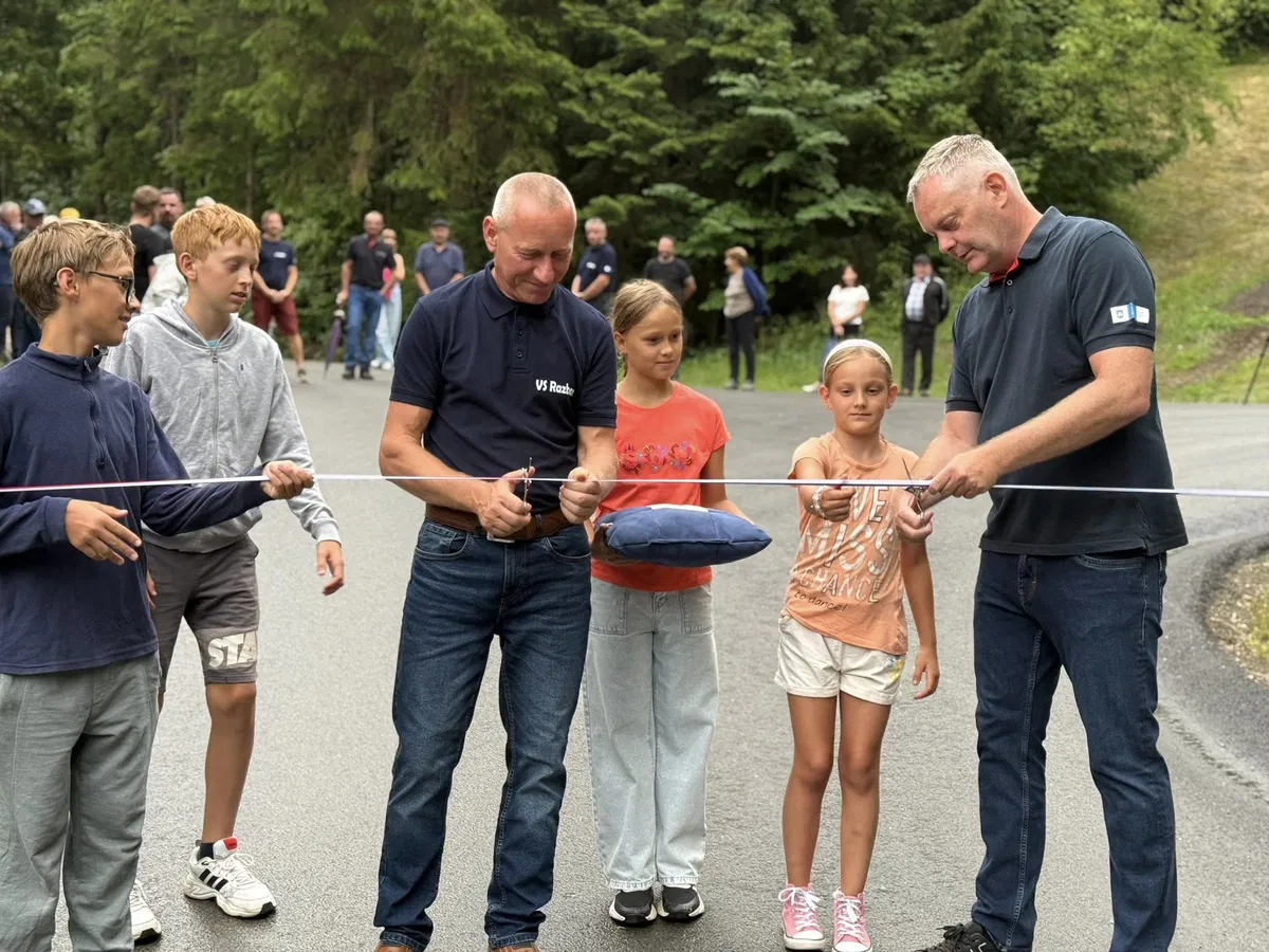 FOTO: Na Razborju so otvorili cestni odsek med Umekom in Podvajsko raven