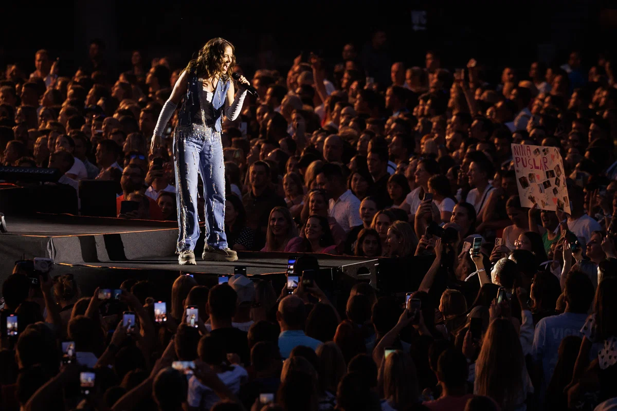 Nocoj bosta Ravne začarali Nina Pušlar in Ines Erbus