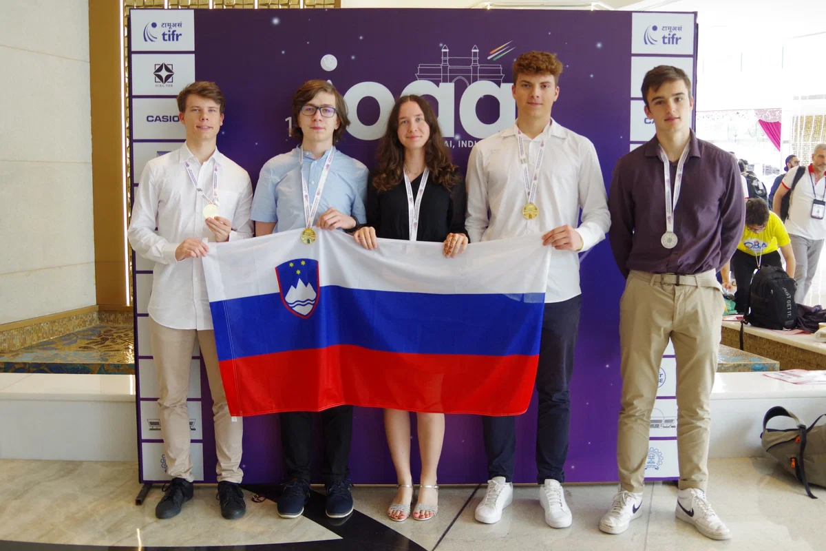 Zgodovinski dosežek slovenski dijakov na olimpijadi iz astronomije in astrofizike