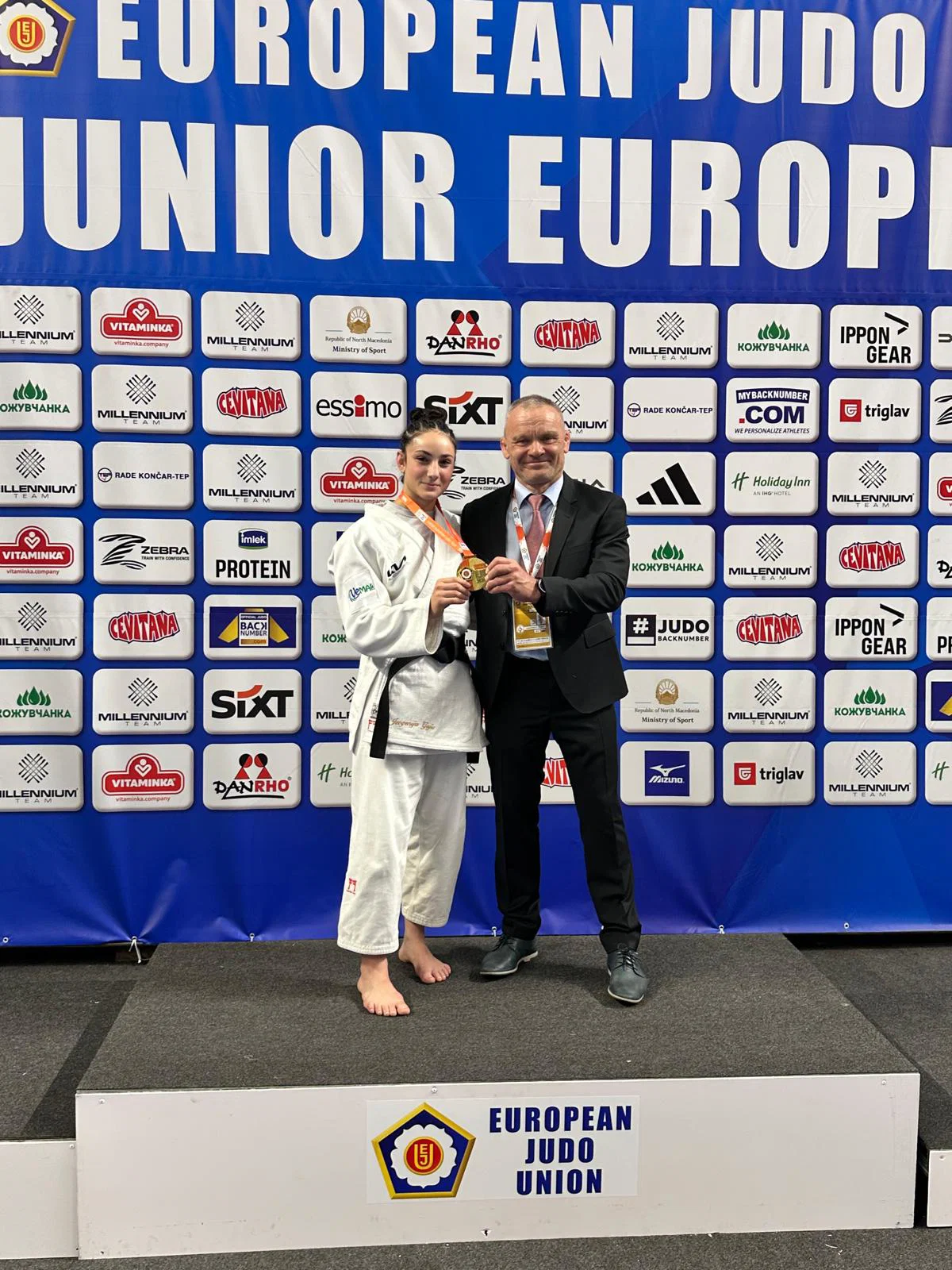 FOTO: Jevgenija Gajič prvič v karieri stopila na najvišje stopničke