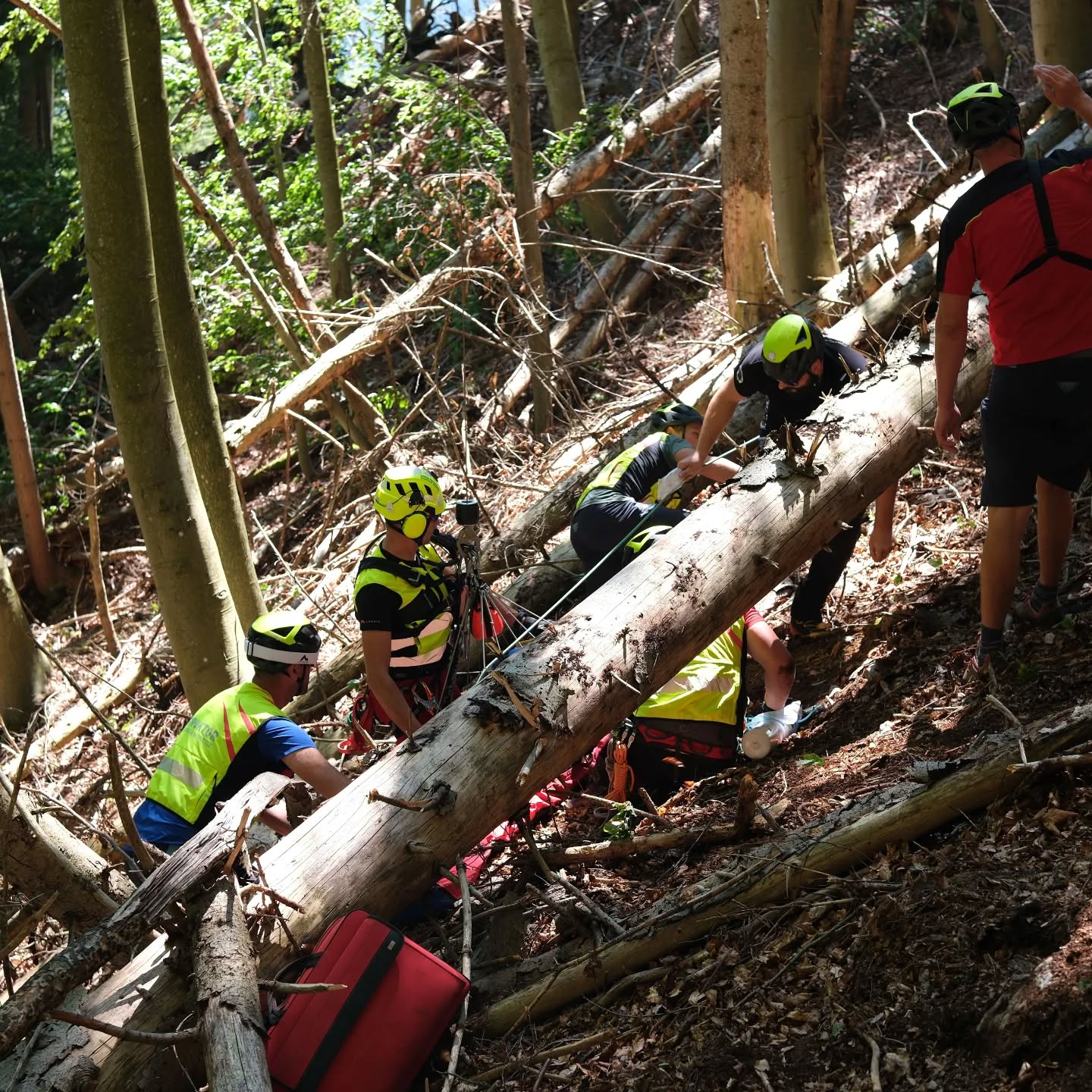 GRS Koroške reševala pohodnika, ki je omahnil v globino