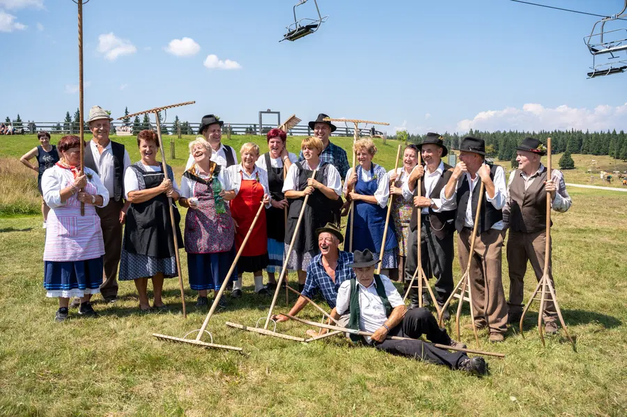 (FOTO) Rogla: Kosci in grabljice pripeljali košček preteklosti nazaj