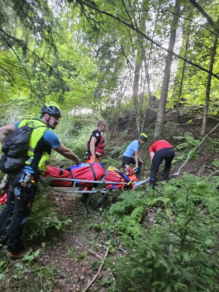 FOTO: Na trail progi se je huje poškodoval gorski kolesar, na pomoč priskočila GRS Koroške
