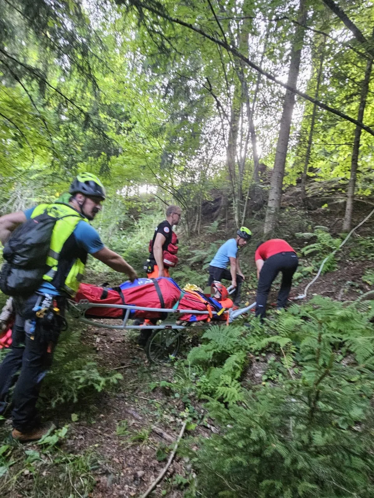 FOTO: Na trail progi se je huje poškodoval gorski kolesar, na pomoč priskočila GRS Koroške