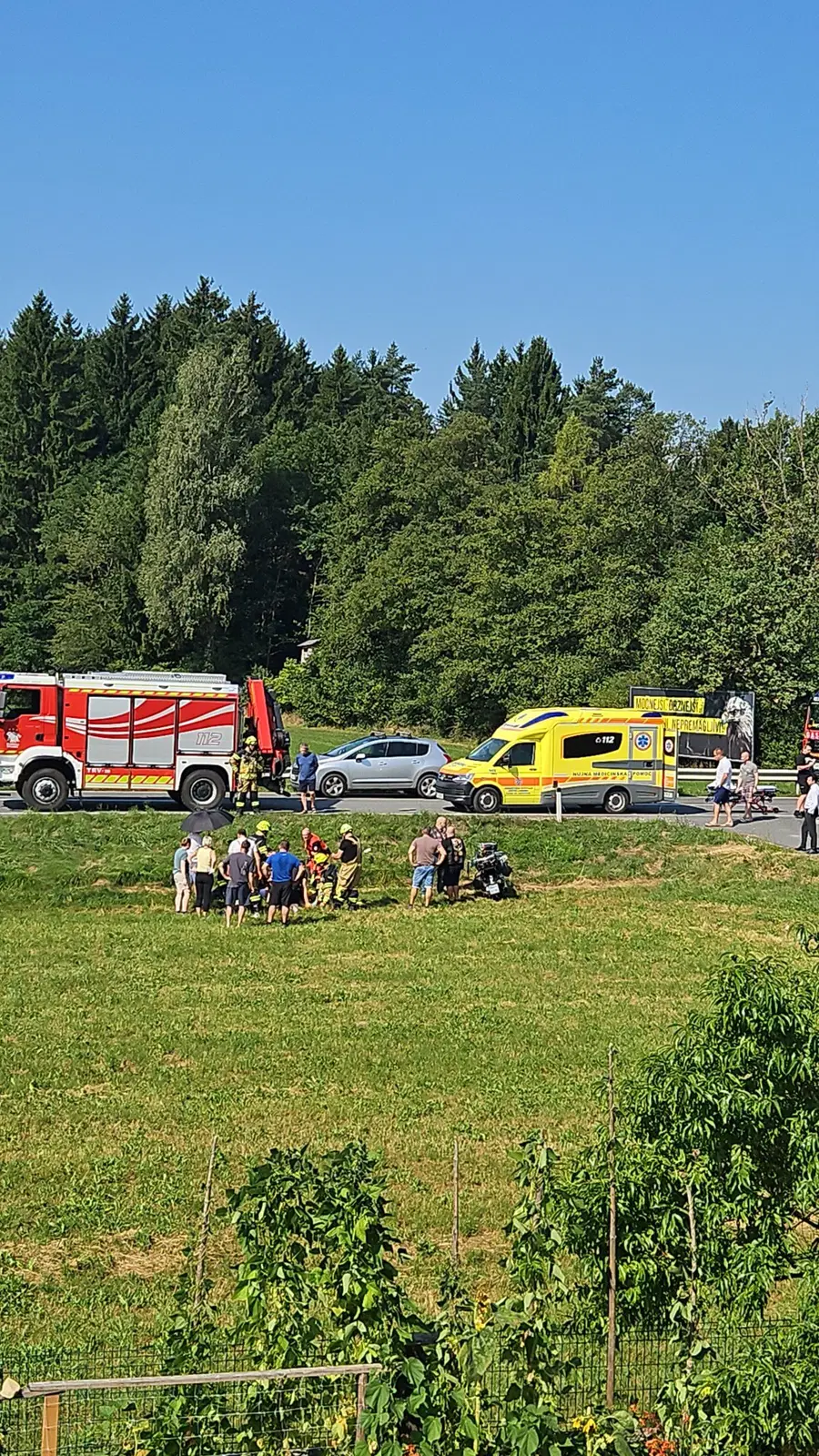 V Turiški vasi je prišlo do prometne nesreče, cesta je zaprta