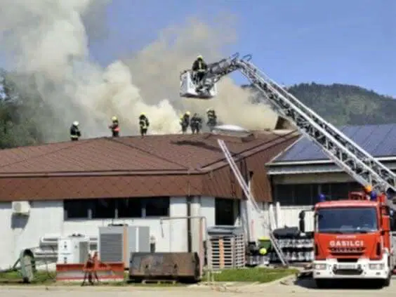 Gasilci se borijo z ognjem v Radljah, zagorela znana koroška pivovarna
