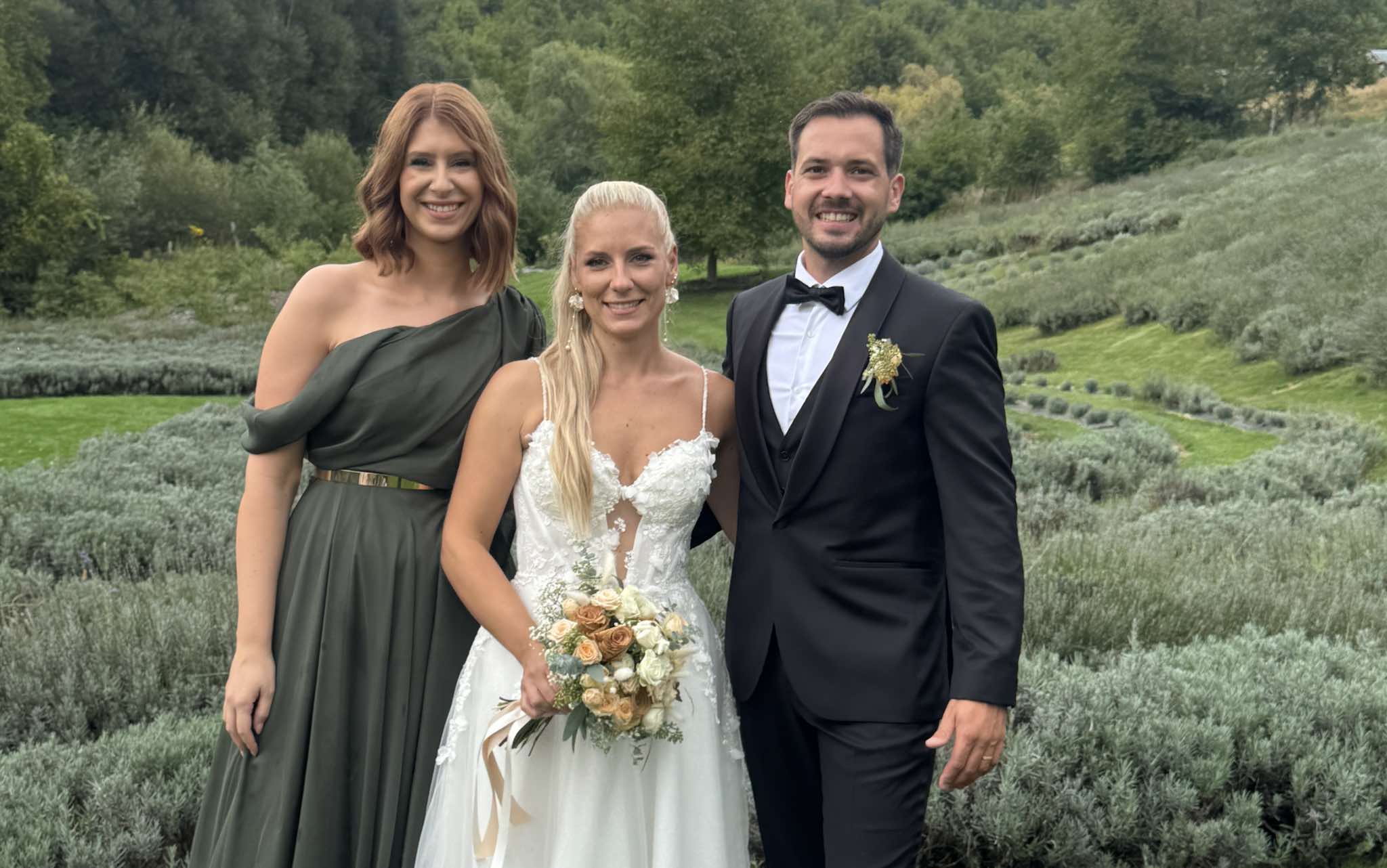 VIDEO: Eva Boto na poroki prijateljice s čustveno izvedbo pesmi Za naju