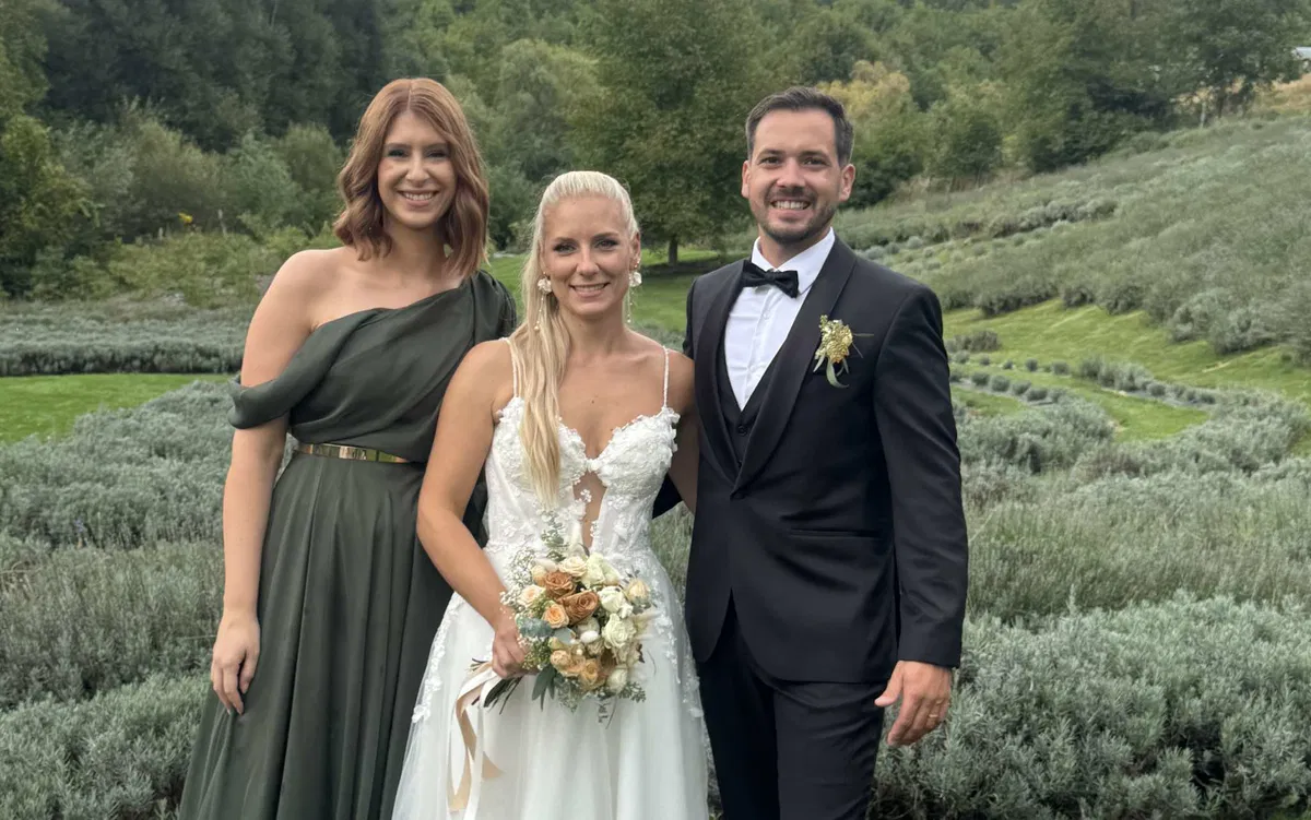 VIDEO: Eva Boto na poroki prijateljice s čustveno izvedbo pesmi Za naju