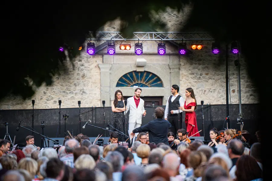 FOTO: Izjemna opera pod zvezdami navdušila mestno jedro Slovenj Gradca