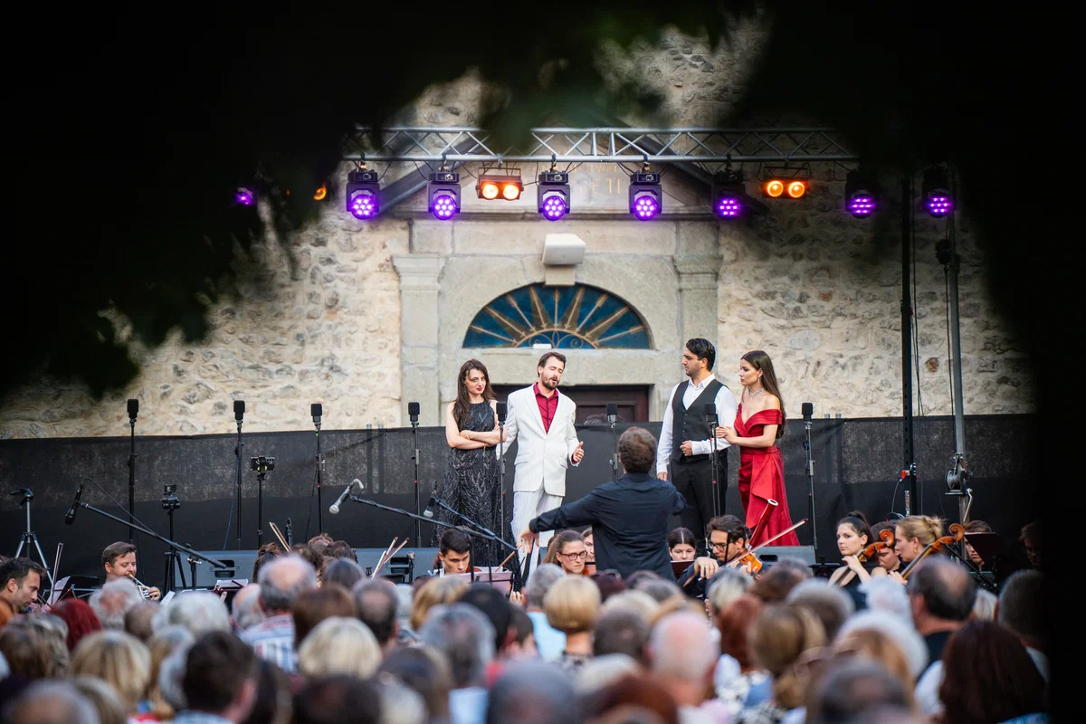 FOTO: Izjemna opera pod zvezdami navdušila mestno jedro Slovenj Gradca