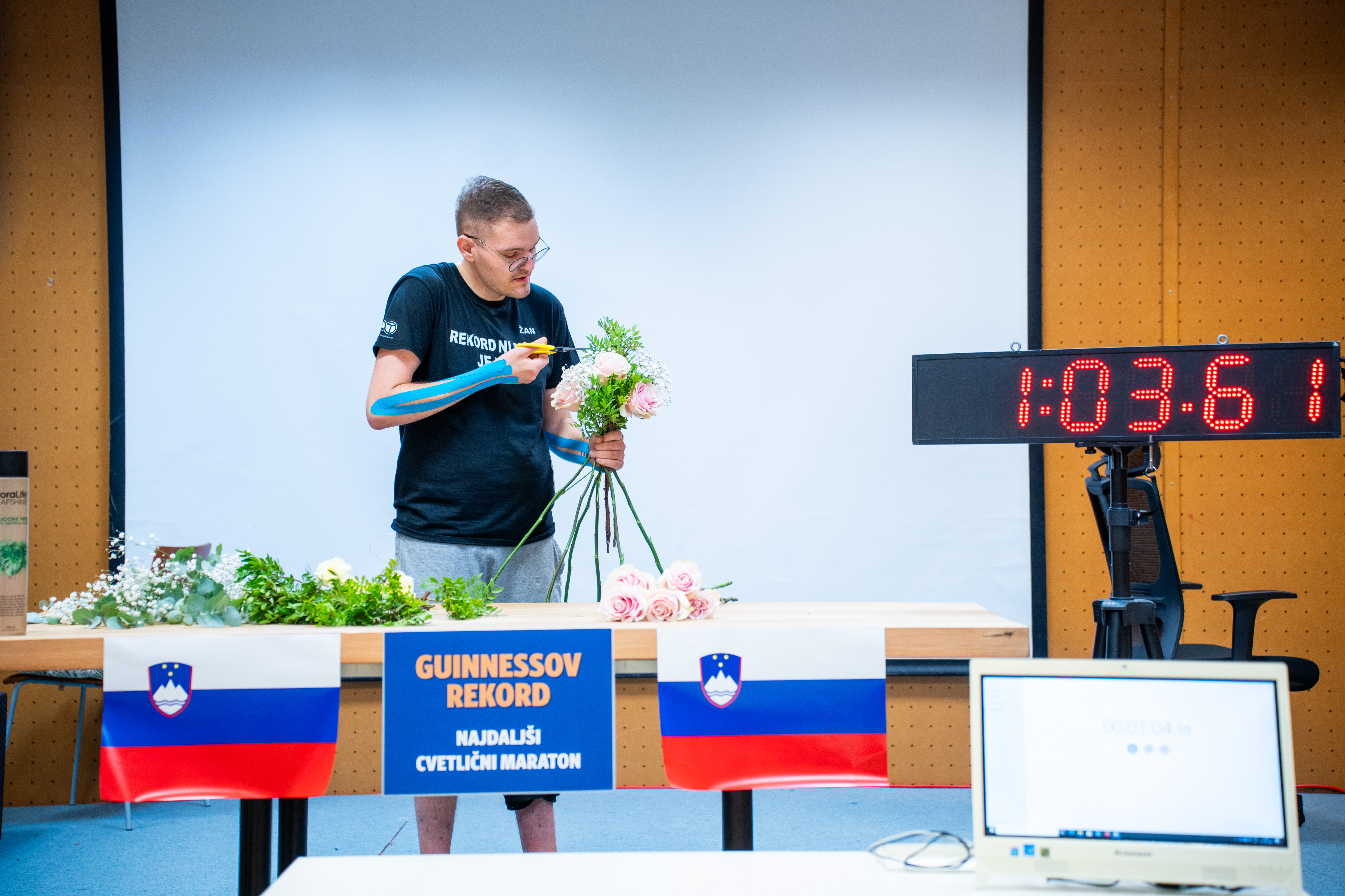 PRENOS V ŽIVO: Žan Žolger postavlja Guinnessov rekord v izdelavi šopkov