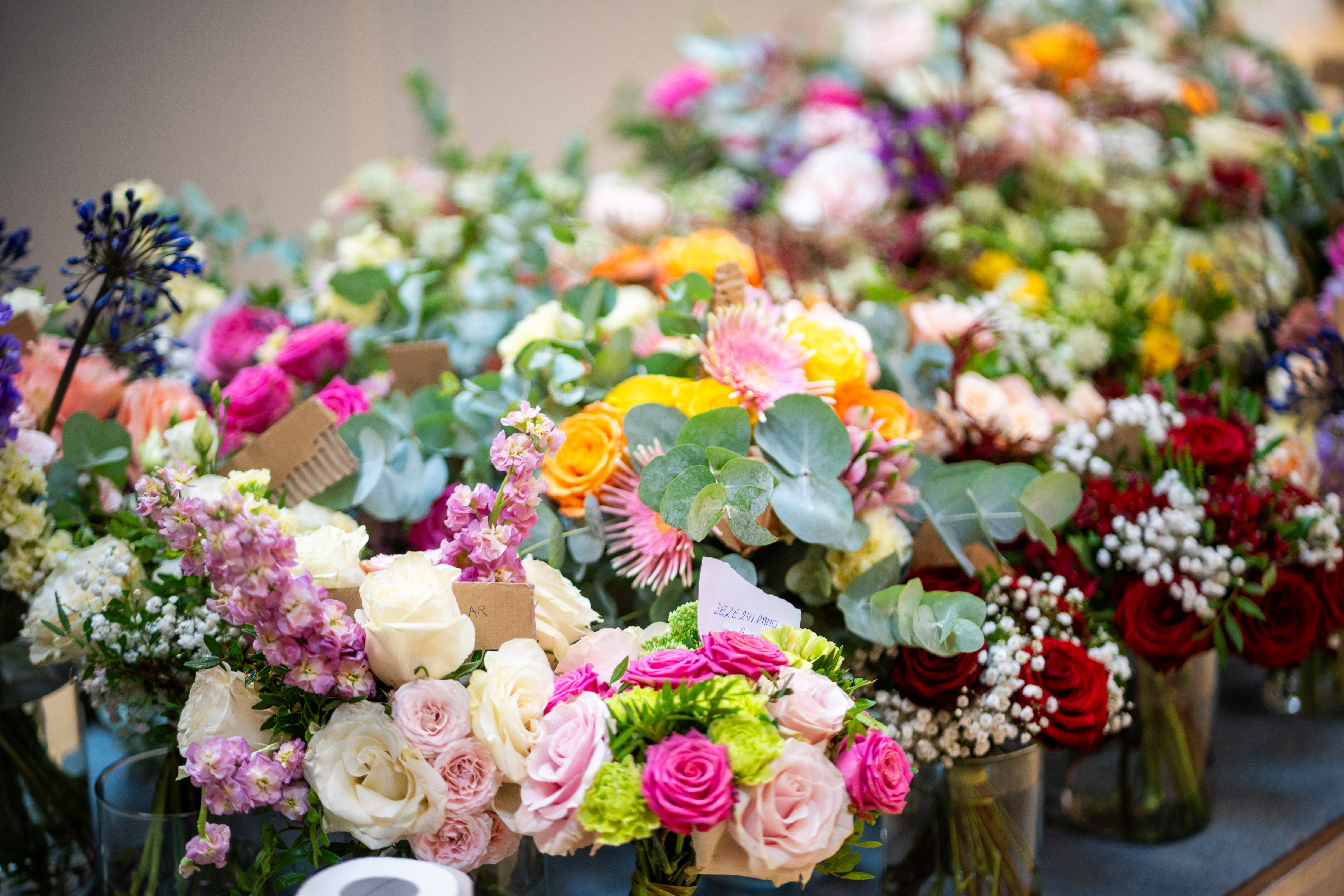 FOTO: Za Žanom je že 12 ur in izdelanih 75 šopkov