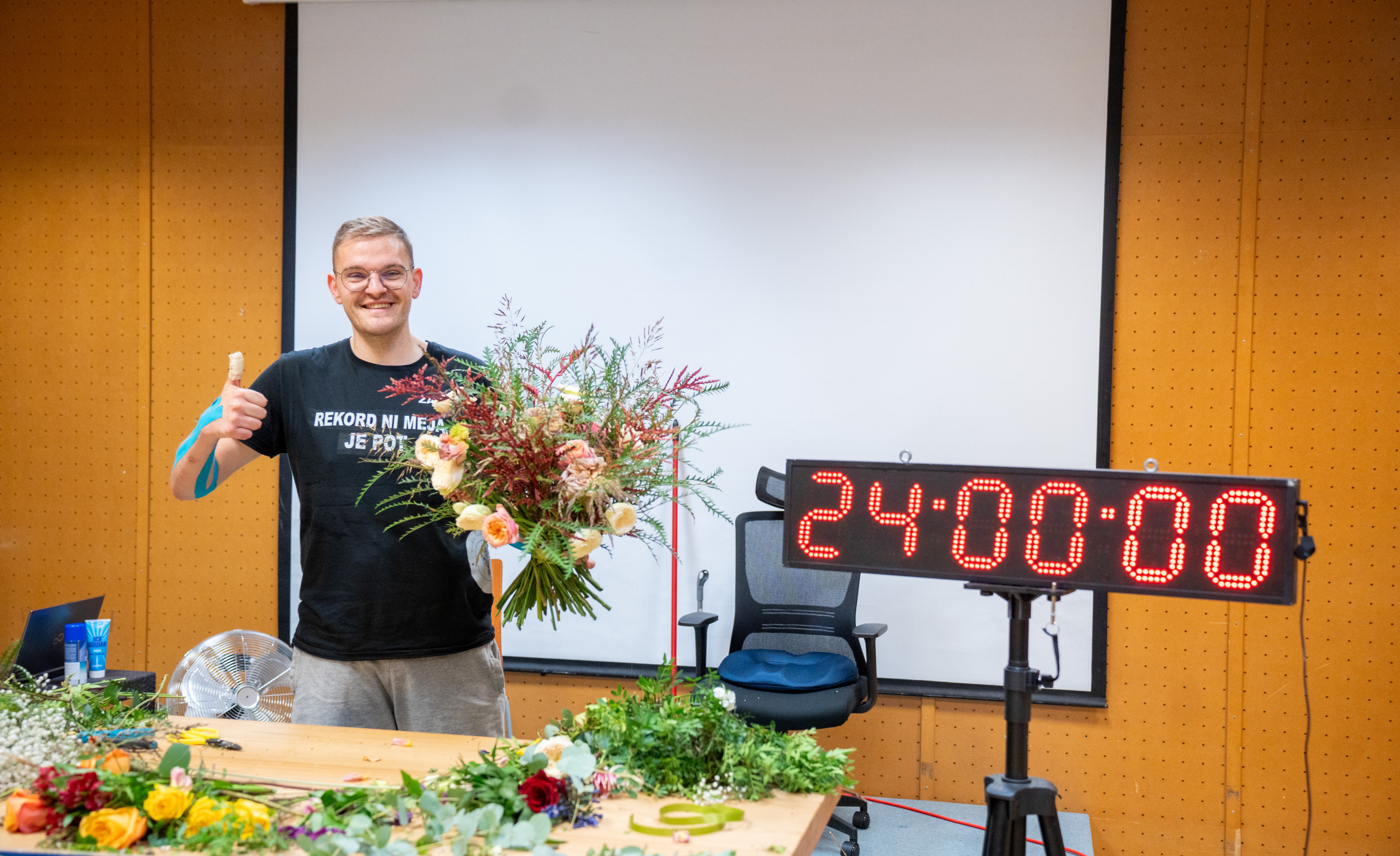 VIDEO in FOTO: Žanu Žolgerju je uspelo, rekord 24-urnega izdelovanja šopkov je njegov