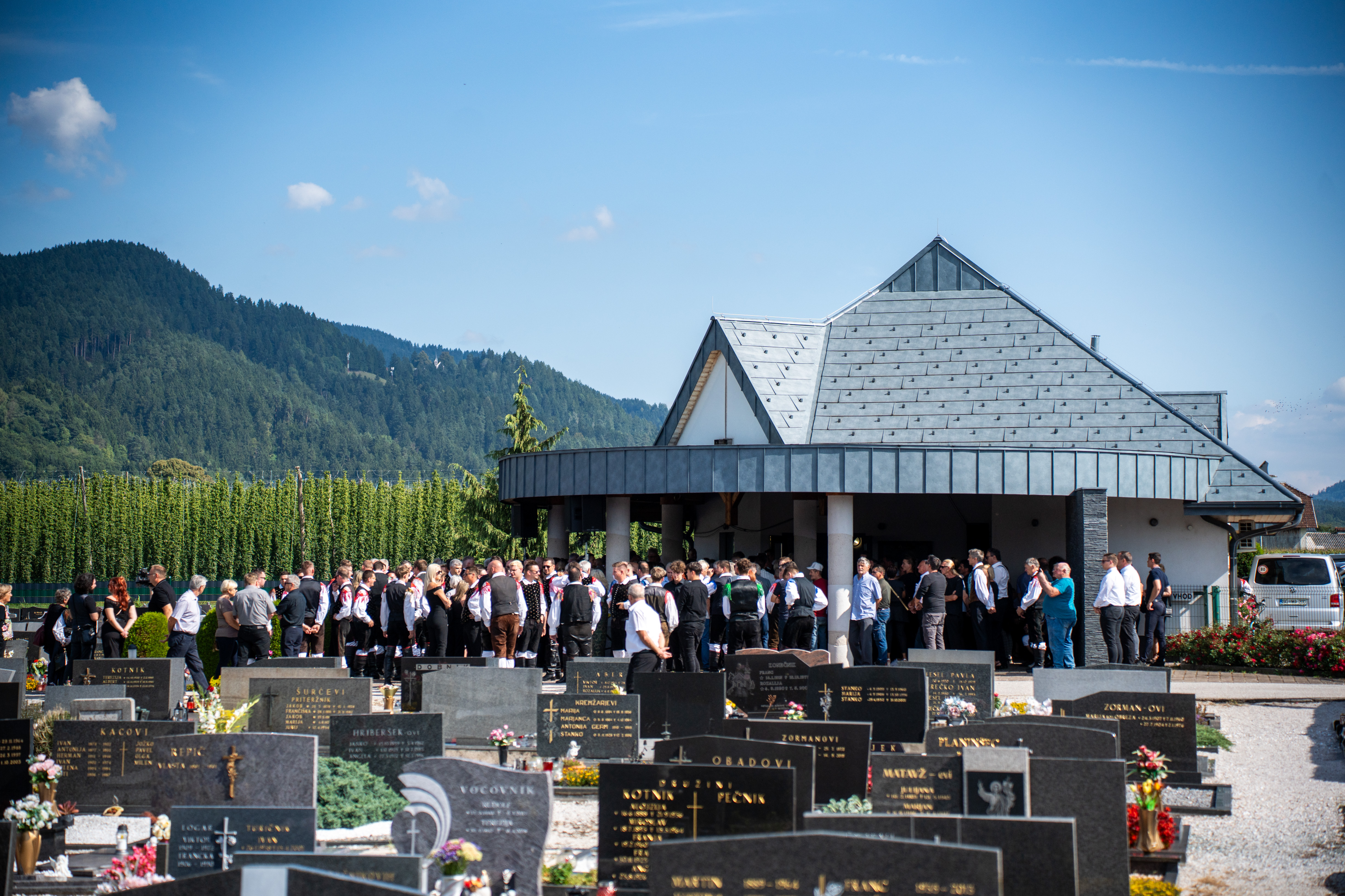 (VIDEO in FOTO) Pogreb Franca Šegovca: Grenko slovo v narodnih nošah