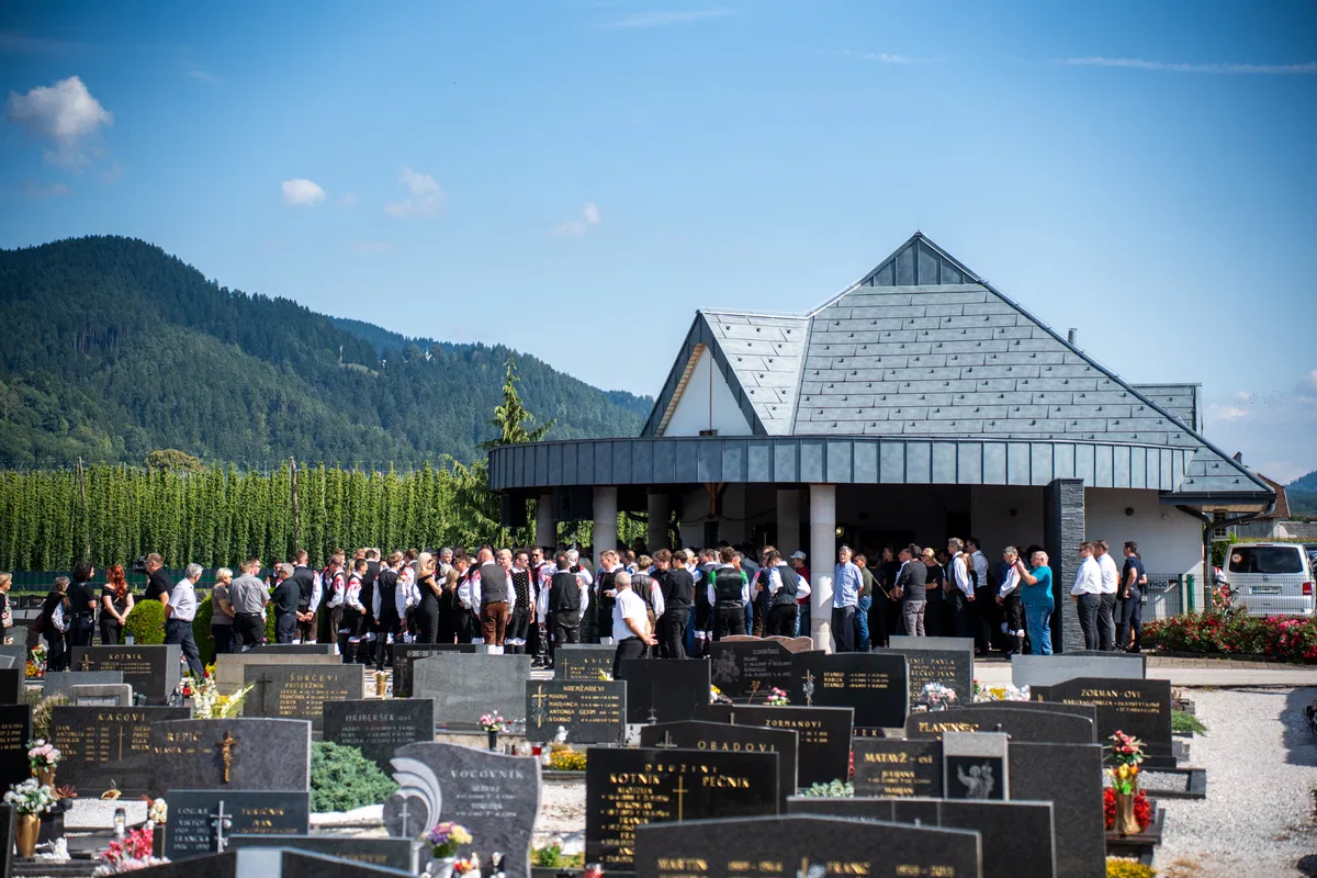 (VIDEO in FOTO) Pogreb Franca Šegovca: Grenko slovo v narodnih nošah