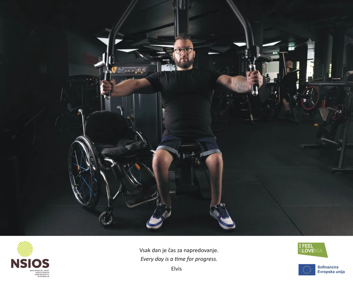 Potujoča fotografska razstava Nič drugačno življenje vabi k ogledu