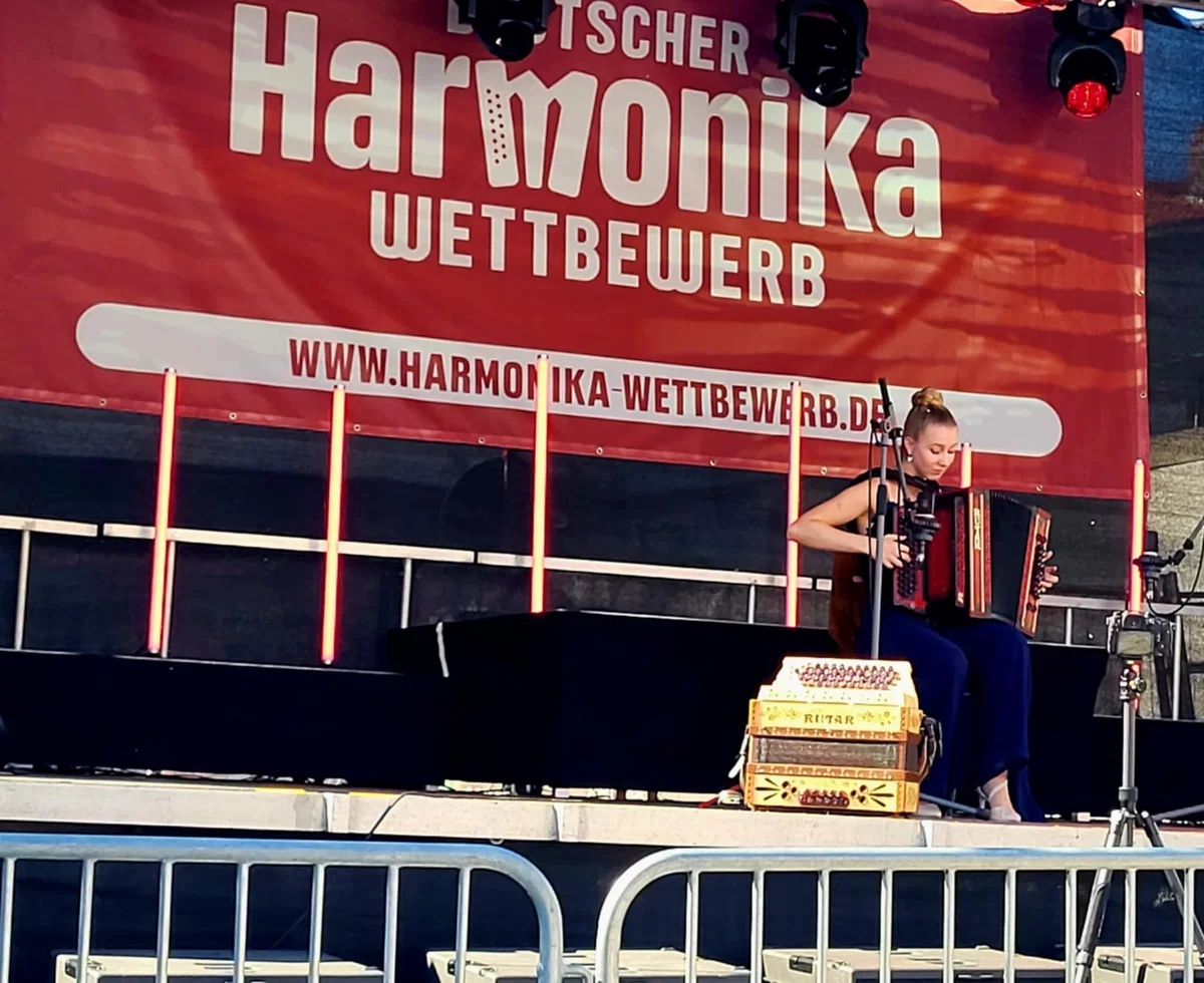 Danaja Grebenc navdušila na Tekmovanju harmonikarjev v Nemčiji in osvojila 4. mesto