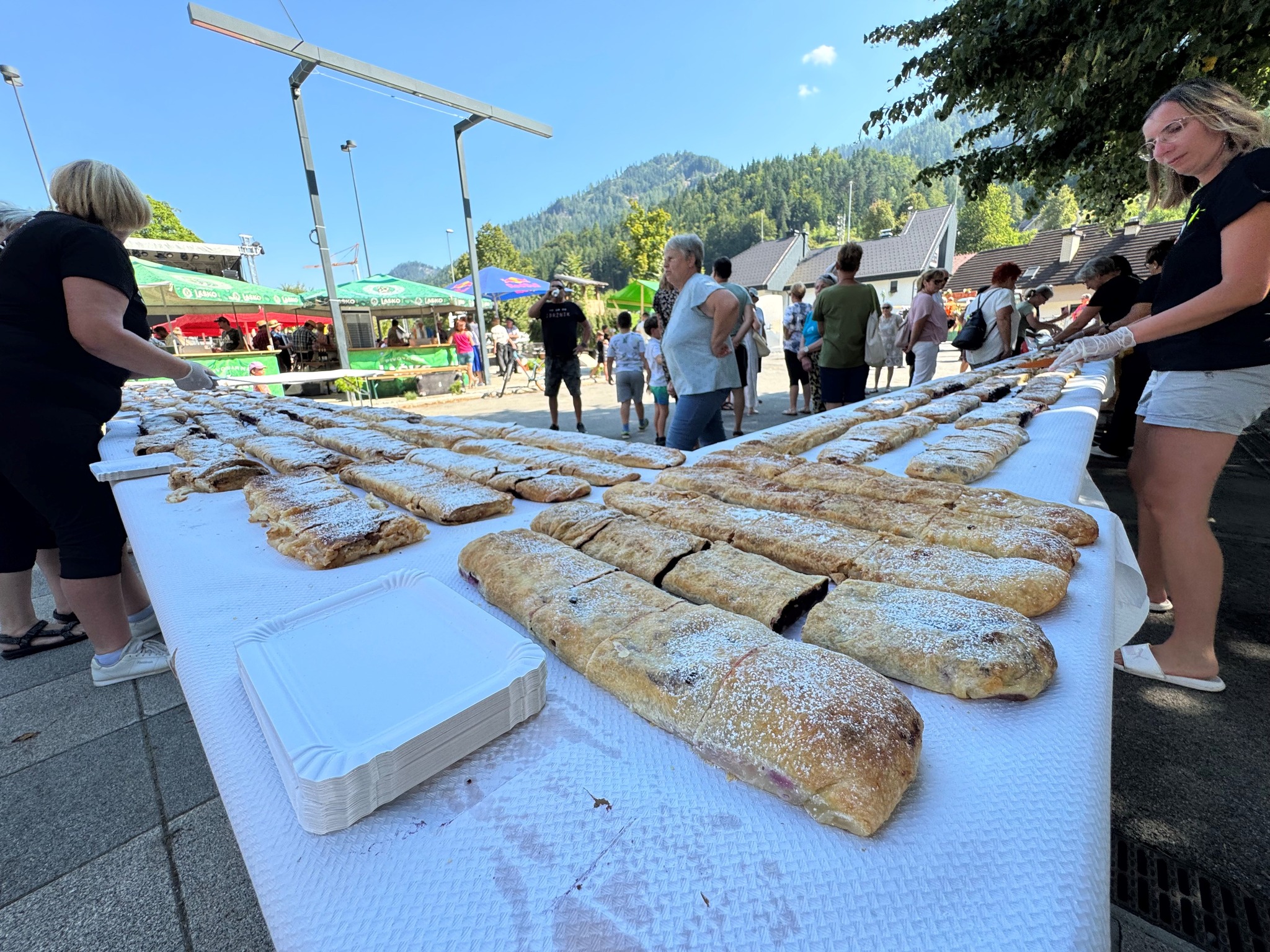 FOTO: V Črni na Kmečki povorki sodelovalo 7 skupin, obiskovalci okušali 69-metrski štrudl