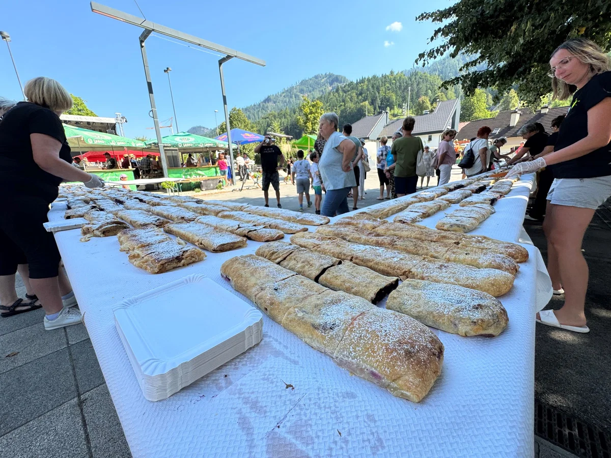 FOTO: V Črni na Kmečki povorki sodelovalo 7 skupin, obiskovalci okušali 69-metrski štrudl
