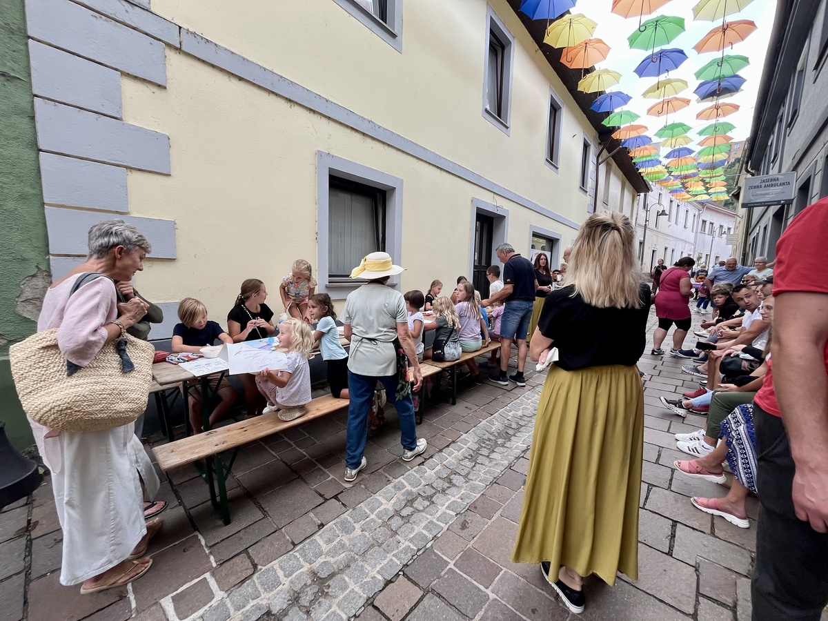FOTO: Na Ravnah dogajanje Pod dežniki pospremilo sonce in posebna ustvarjalna energija