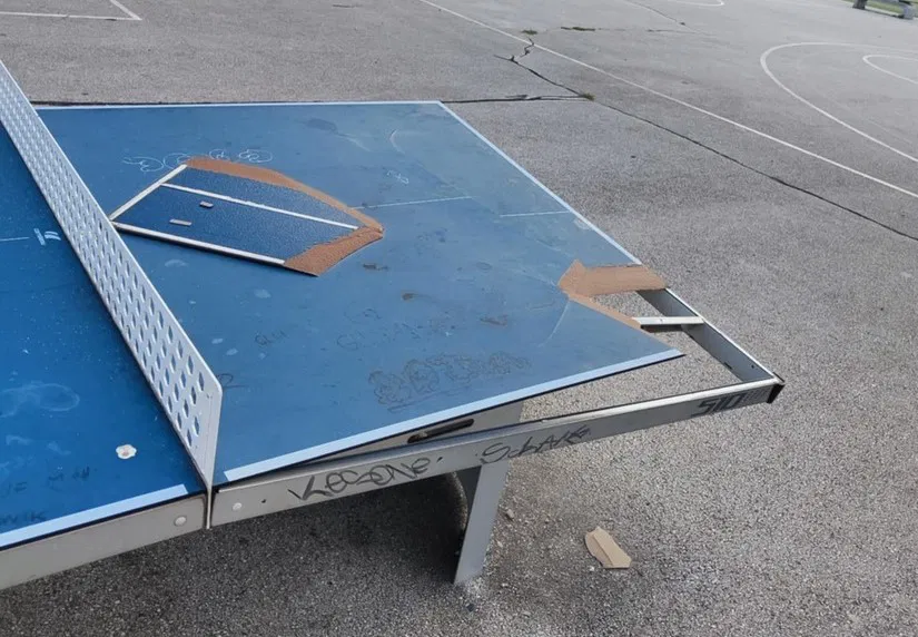 Na Ravnah so bili na delu vandali, uničili so športno opremo