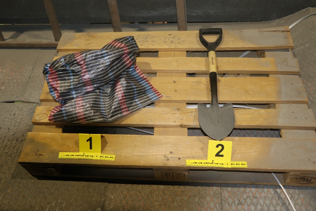 Sedem Romunov kradlo leguro v podjetju na Ravnah