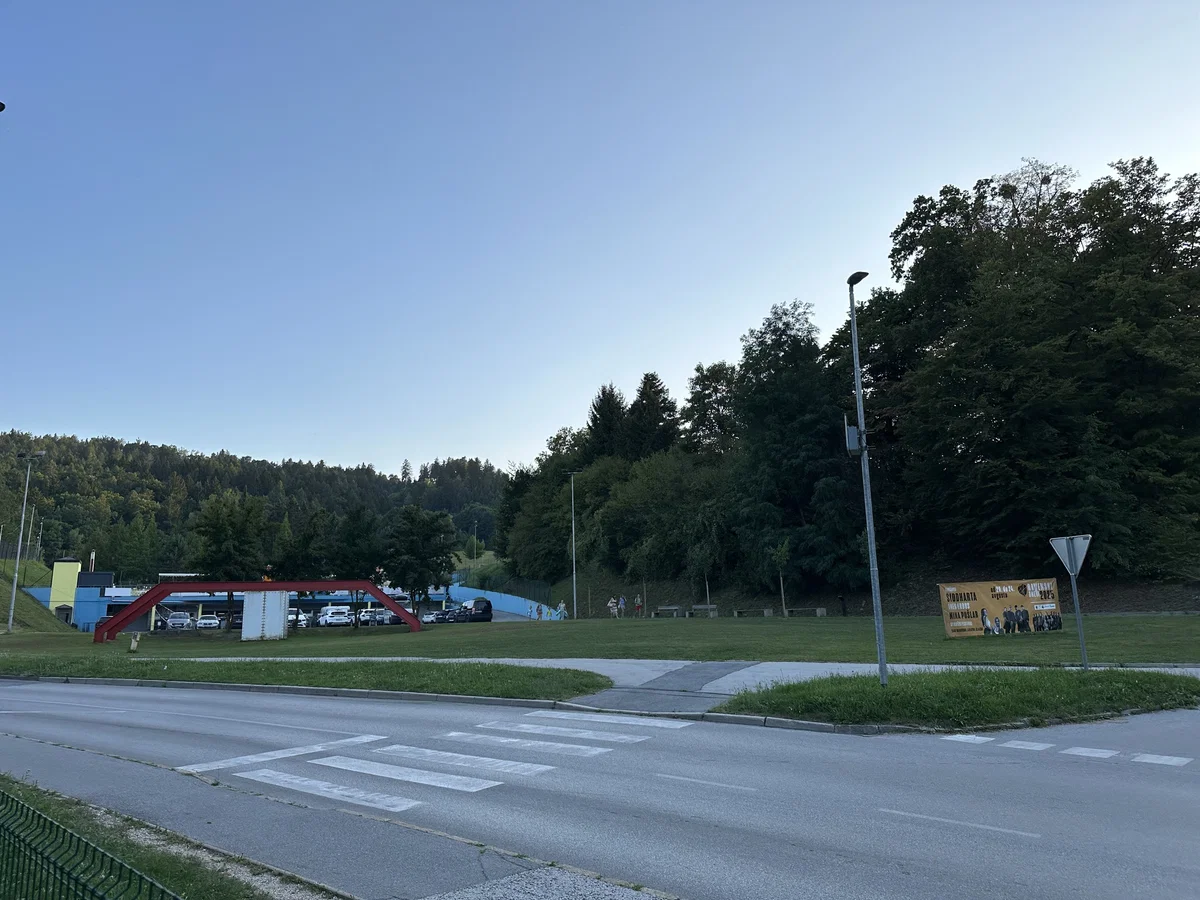 Obvestilo: Do večera umaknite parkirana vozila pred Letnim bazenom Ravne