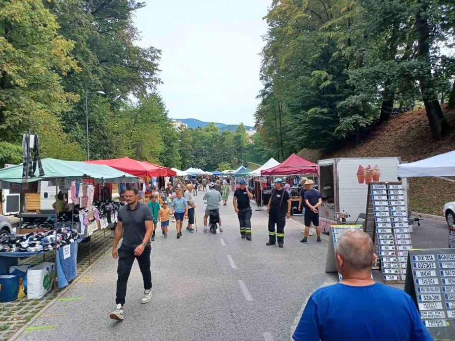 FOTO: Pestra ponudba na Avguštinovem sejmu in Kuhíni za vse okuse privabila množico obiskovalcev že dopoldan