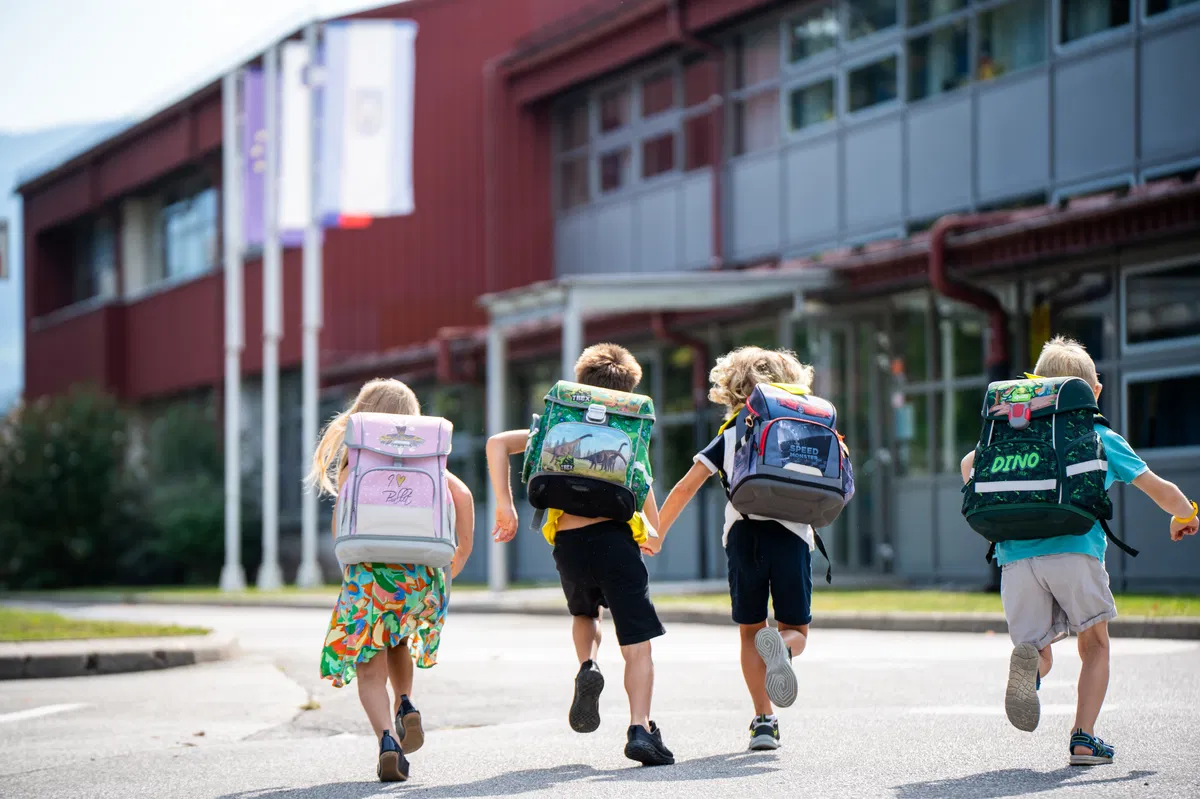 Šolarji po jesenskih počitnicah znova v šolskih klopeh