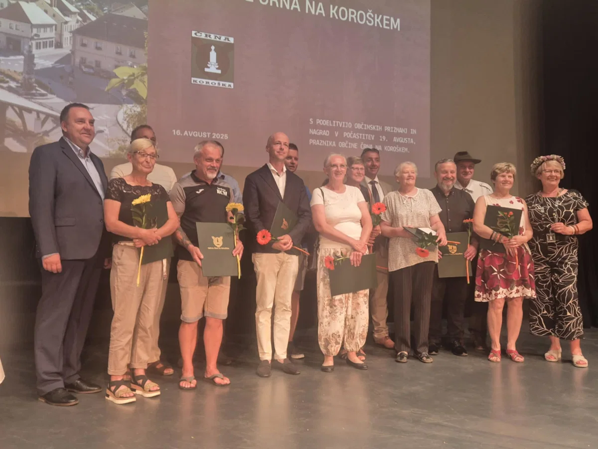 V Črni na slavnostni seji podelili nagrade in priznanja. Nagrado občine v roke Tomažu Simetingerju (FOTO)