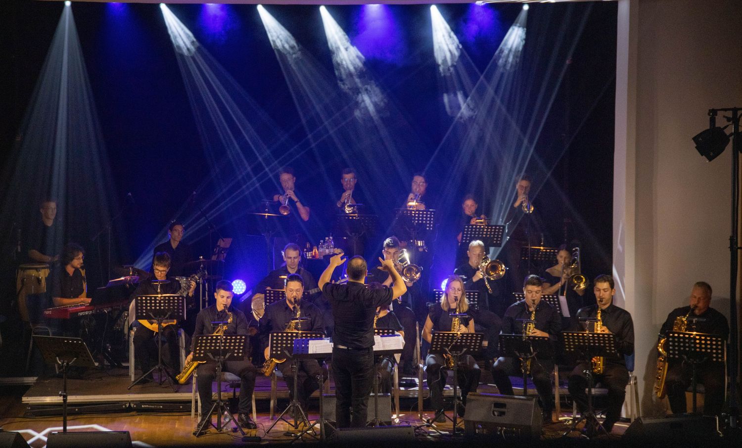 FOTO: V Domu borcev v Šentjanžu so odmevale slovenske zimzelene melodije v izvedbi Koroškega Big Banda