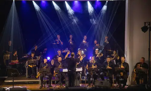 FOTO: V Domu borcev v Šentjanžu so odmevale slovenske zimzelene melodije v izvedbi Koroškega Big Banda
