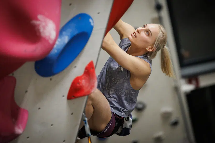 Garnbret razred zase na SP, pet slovenskih polfinalov v Seulu