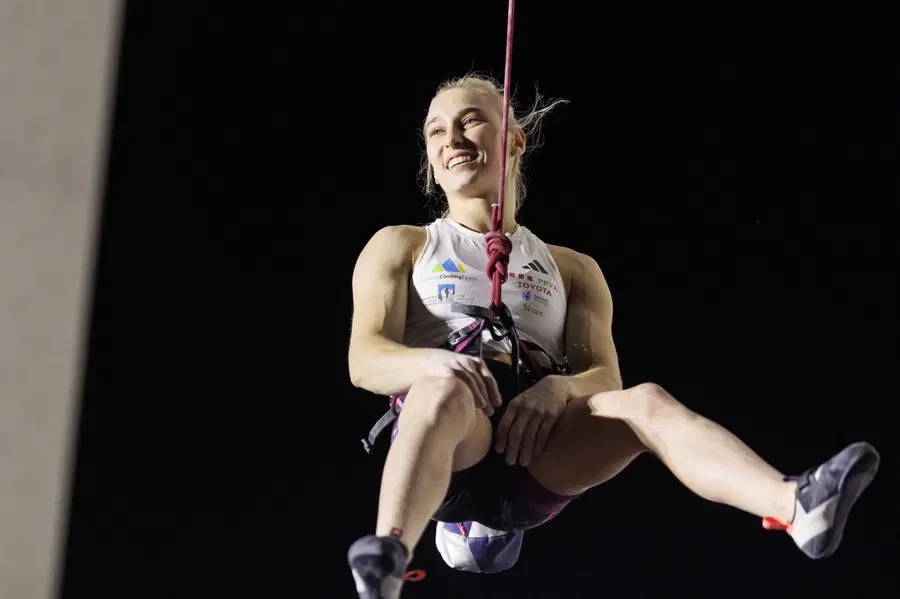 Janja Garnbret in Rosa Rekar ponosno pokazali medalje