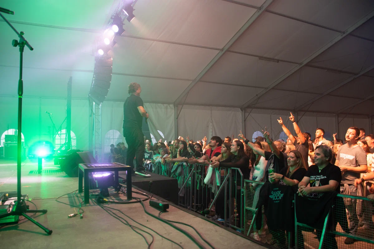 Modrijani, Nastja Gabor in Šank Rock poskrbeli, da je šotor na Prevaljah pokal po šivih (VIDEO in FOTO)