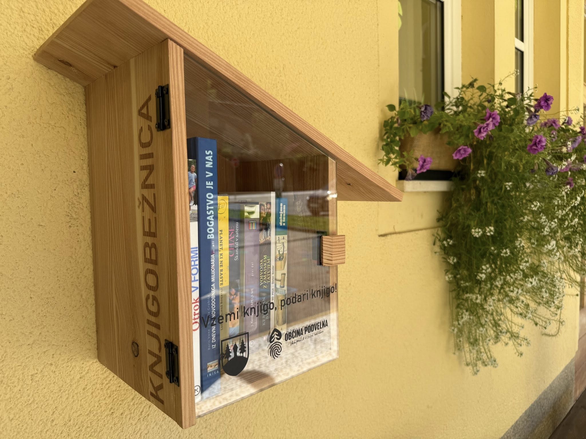 (FOTO) Knjigobežnice: Mini knjižnice na prostem polepšale Podvelko