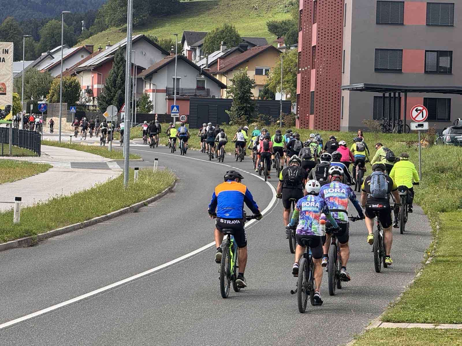 Prireditev S kolesom okoli Uršlje gore privabila lepo število kolesarjev