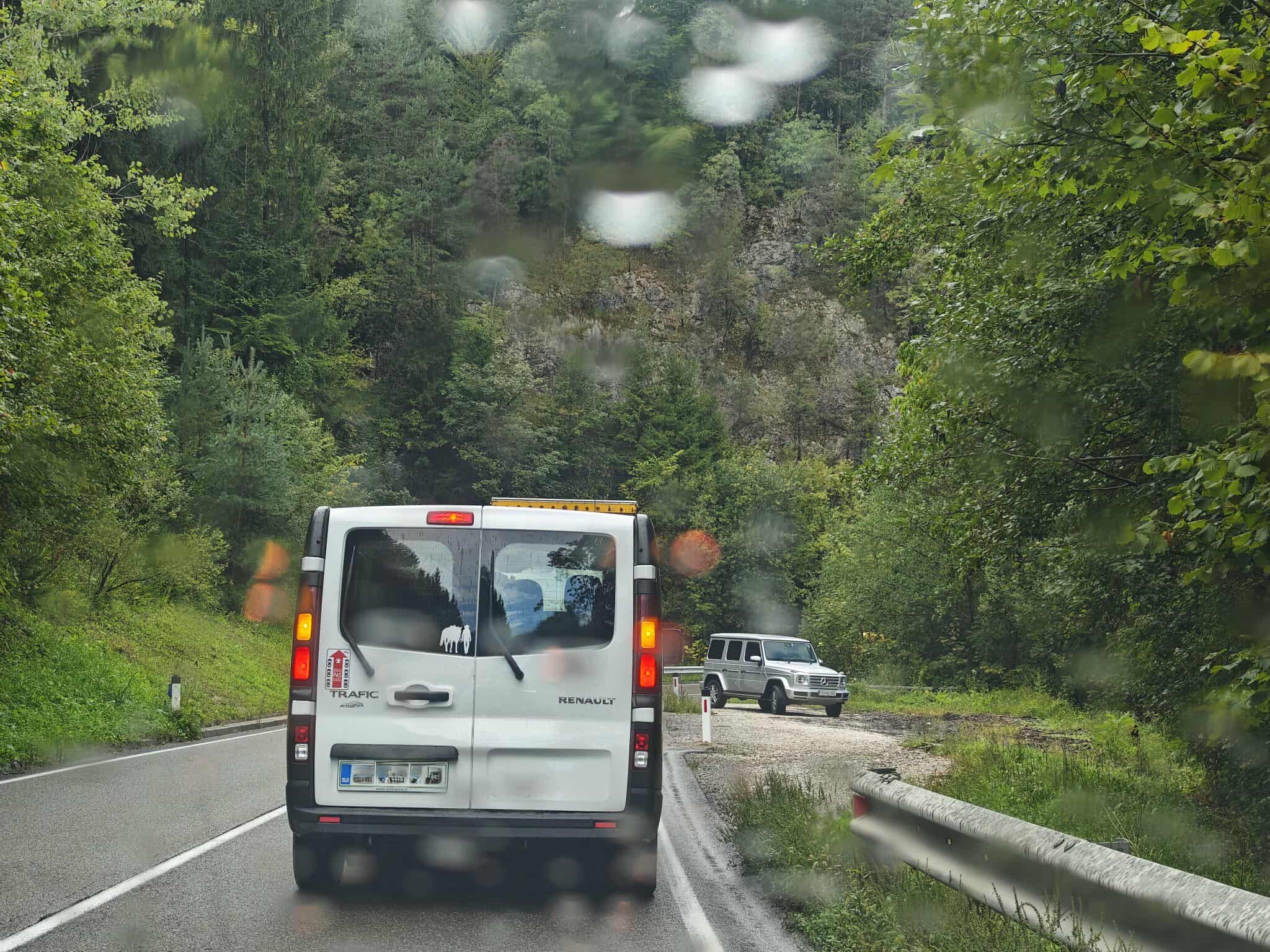 Previdno: Na klancu iz Slovenj Gradca proti Ravnam nastaja kolona vozil