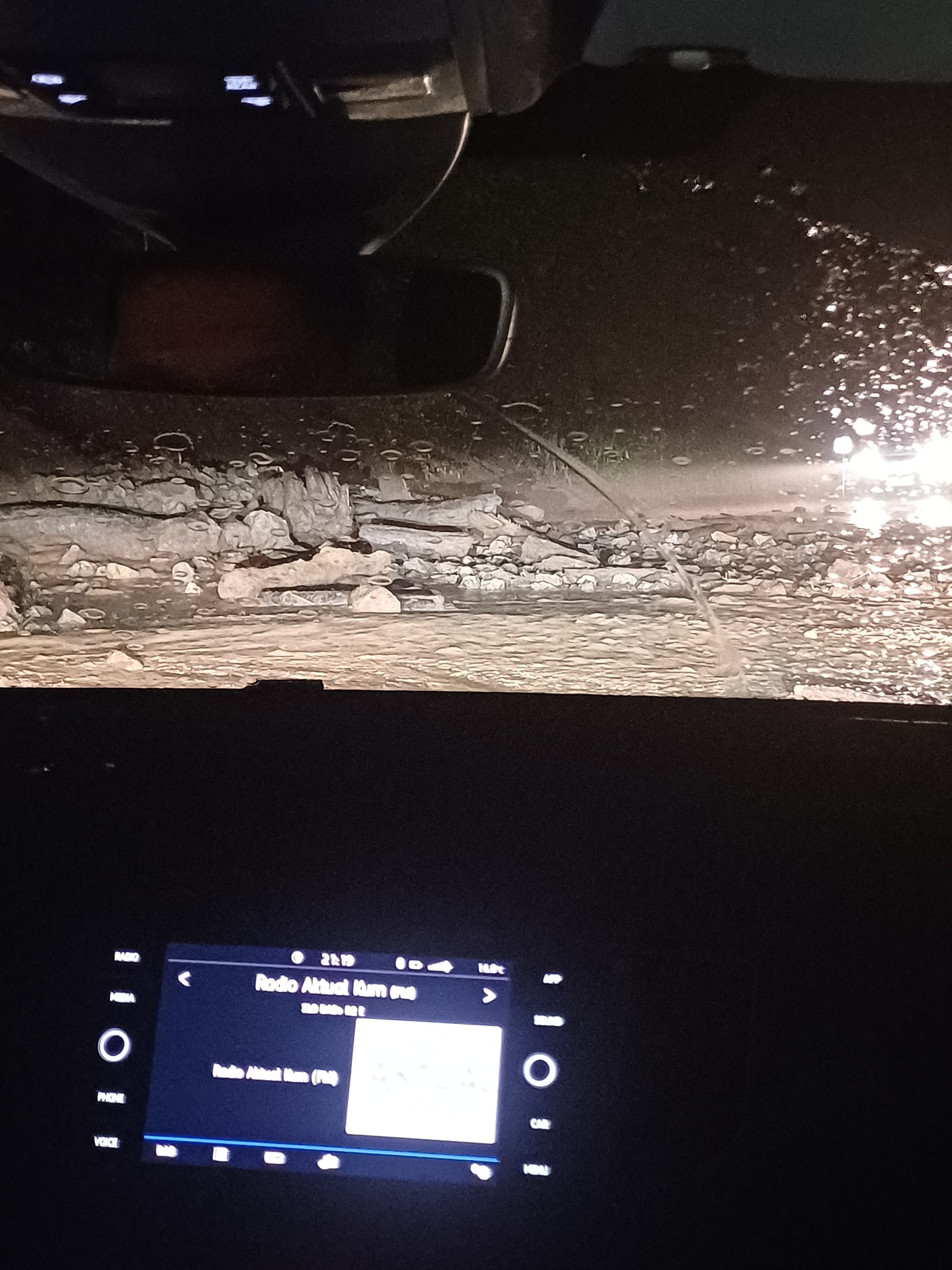 Previdno: Cesta skozi Hudo luknjo zaprta zaradi plazu