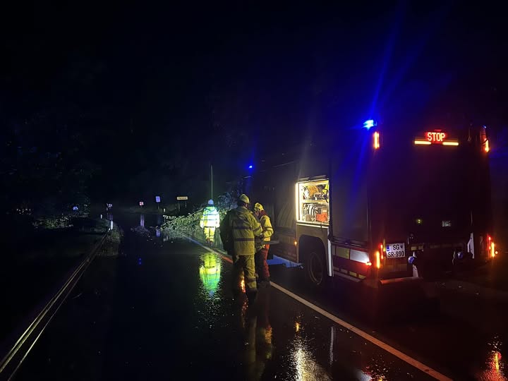 Gasilci PGD Prevalje ponoči odstranjevali drevje s cest