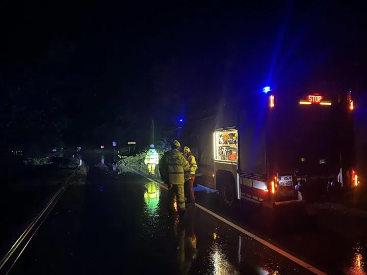 Gasilci PGD Prevalje ponoči odstranjevali drevje s cest