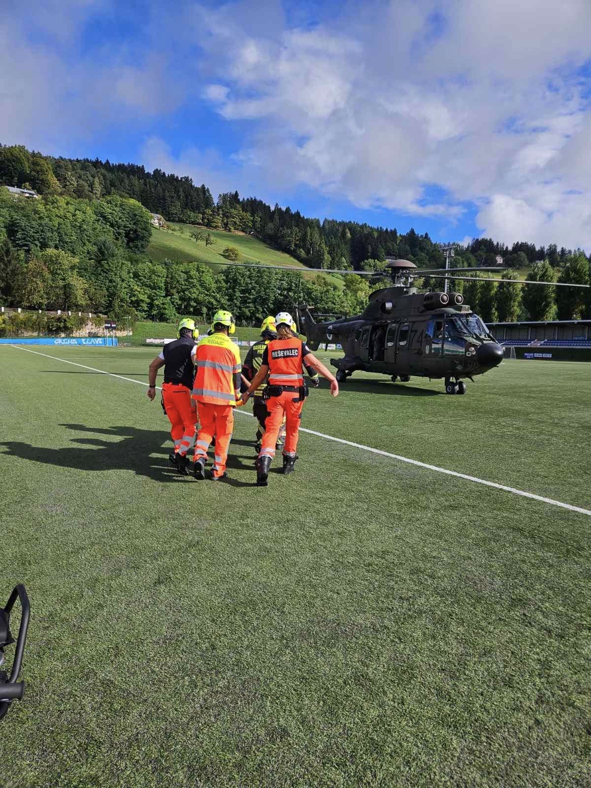 Obolela oseba potrebovala helikopterski prevoz, na pomoč priskočilo PGD Prevalje