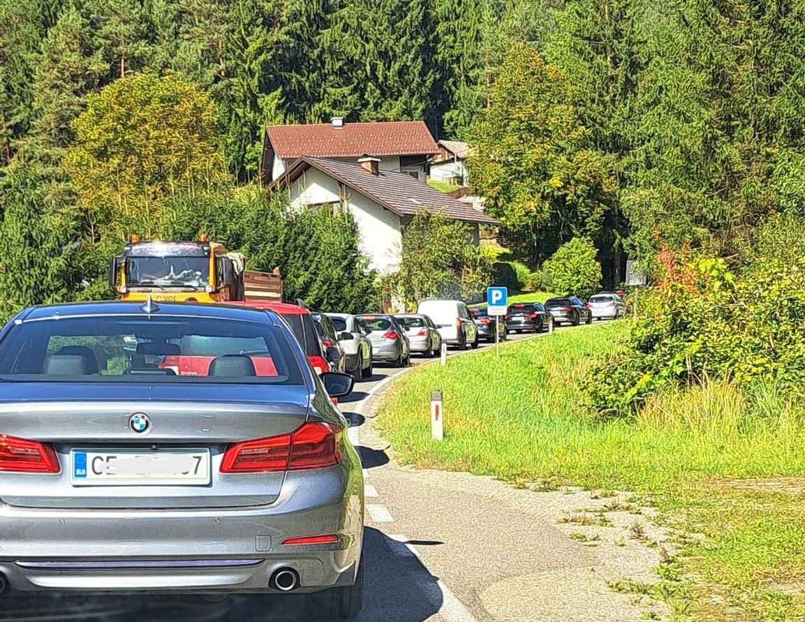 Previdno: Zaradi okvarjenega vozila v Mislinji oviran promet