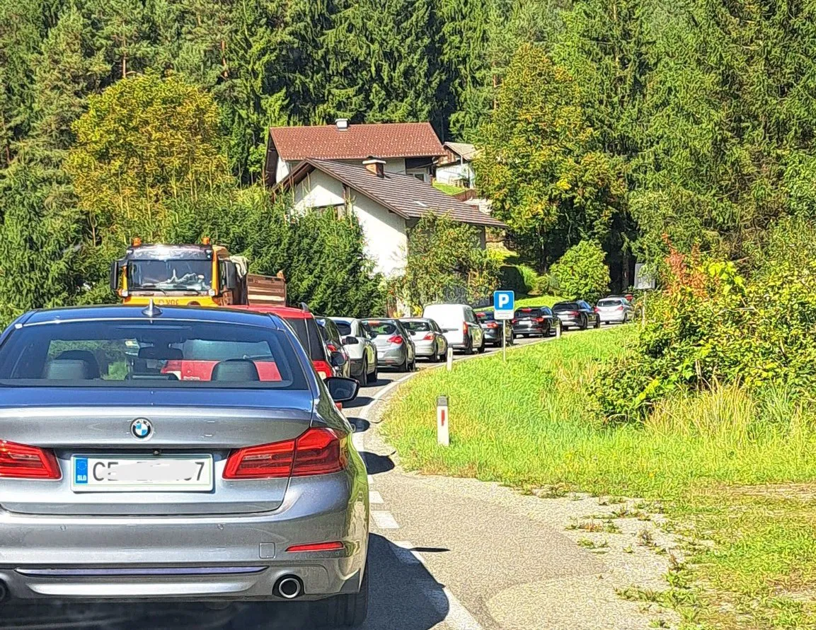 Previdno: Zaradi okvarjenega vozila v Mislinji oviran promet