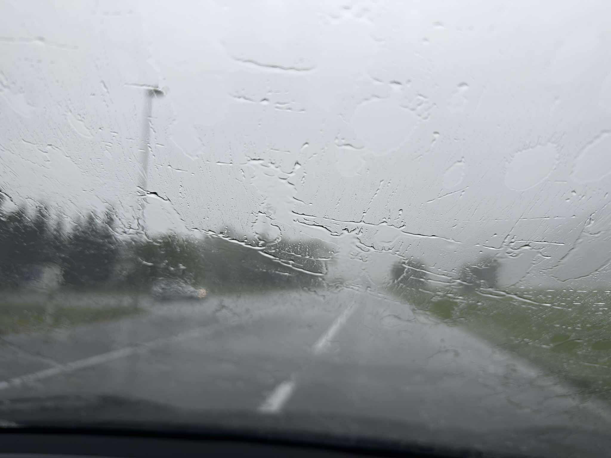 Previdno, če se odpravljate na pot - zaradi močnih nalivov slaba vidljivost na cesti