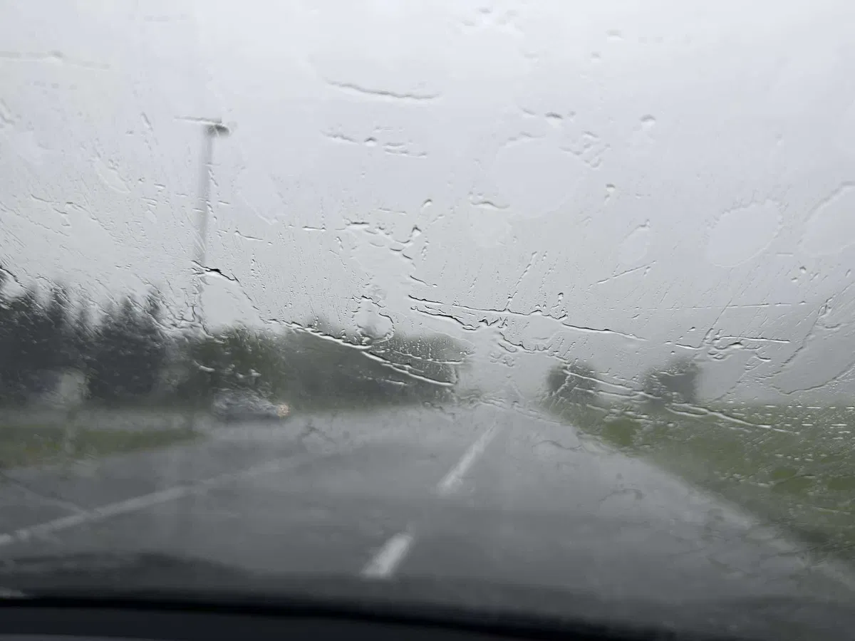 Previdno, če se odpravljate na pot - zaradi močnih nalivov slaba vidljivost na cesti